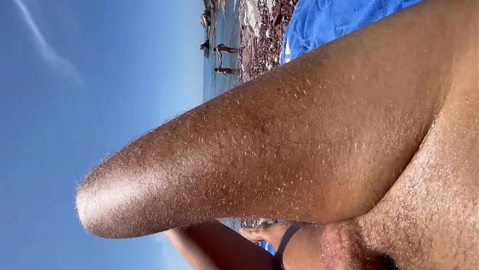 Cılız Genç Yoya Grey, Halka Açık Plajda Tehlikeli Bir Derin Boğaz Blowjob Alıyor.