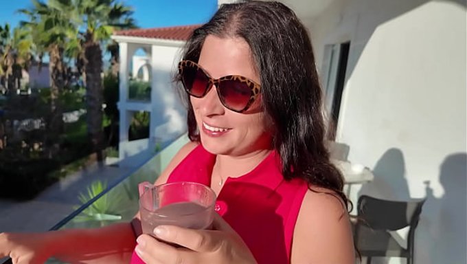 Seksi Üvey Anne Sabahın Köründe Otele Giriş Yaptı Ve Iyice Azdı.
