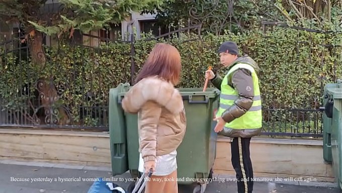 Evsiz Adam Alina Tumanova'Nın Valizine Yardım Etti, Yakınlaştı.