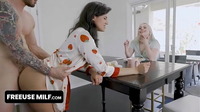 Üvey Kuzenim Ağzımı Kullandıktan Sonra Ters Kovboy Pozisyonunda Binmeye Başladım.