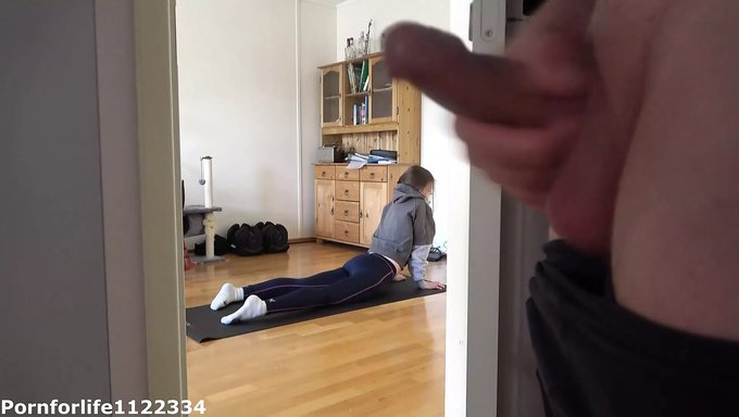 Genç (18+) Yoga Sırasında Poposunu Genişletiyor Ve El Işi Yapıyor