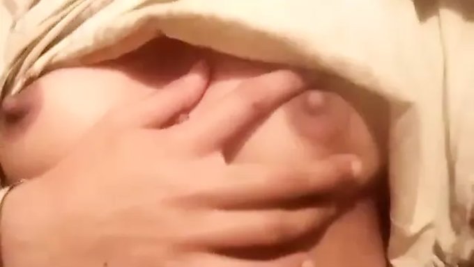 Büyük Göğüslü Ve Meme Uçlu Çıplak Kız Ilk Kez Anal Seks Deniyor