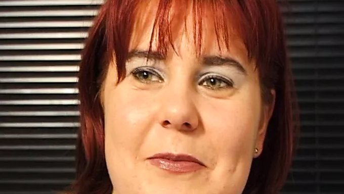 Oral Zevk: Kızıl Saçlı Milf Muzla Baştan Çıkarıyor