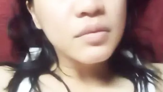 18+ Asyalı Kız Meyve Ve Amıyla Solo Oyunun Tadını Çıkarıyor