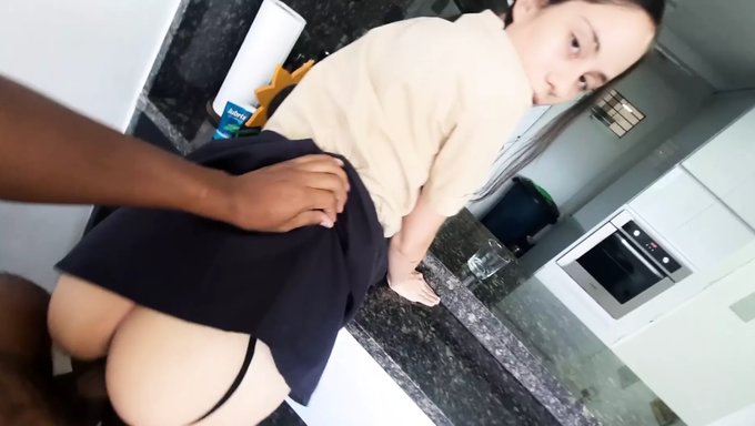 Amerikalı Üniversite Öğrencisi Üvey Kızıyla Sert Creampie Seks Deneyimi Yaşıyor