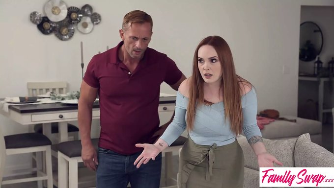 Scarlett Hampton, Partnerini Değiştirerek Çıplak Bir Takas Teklif Ediyor