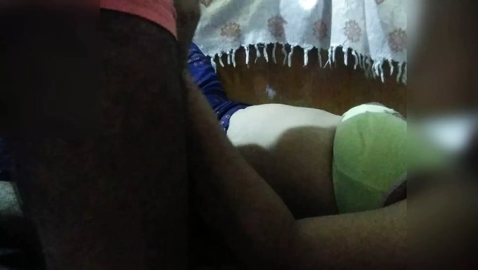 18 Yaşındaki Hintli Milf, Cowgirl Pozisyonunda