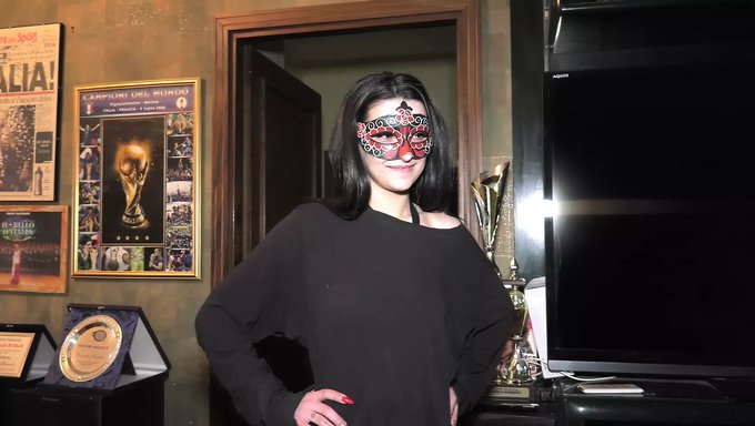 Italyan Milf, Grup Seks Sırasında Ağzıyla Sikişiyor