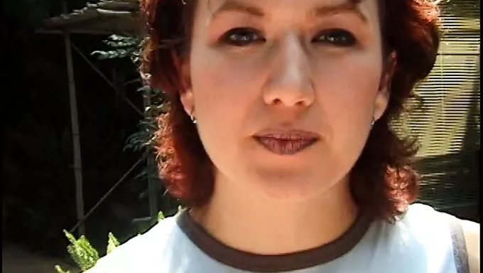 Küçük Göğüslü Amerikalı Milf, Açık Havada Sert Bir Yarrağın Tadını Çıkarıyor