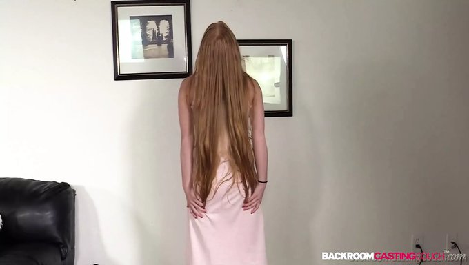 Genç 18+ Azura Alii, Sert Seks Oyuncaklarının Tadını Çıkarıyor