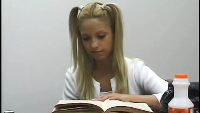 Ince Cheerleader Sıkı Götünü Siktiriyor