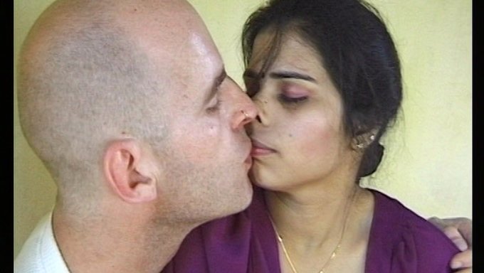 Utangaç Hintli Genç Ilk Büyük Yarrağını Deneyimliyor