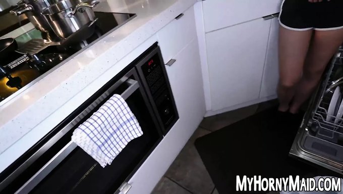 Bu Asyalı Hizmetçi Sadece Bir Hizmetçi Değil, Baştan Çıkarıcı Bir Kadın.