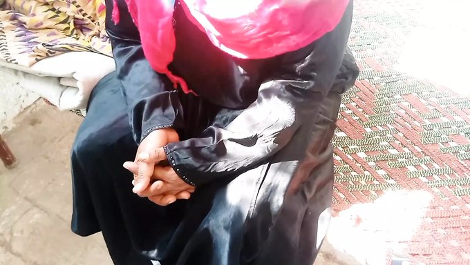 Hindu Öğrenci, Müslüman Türbanlı Üniversite Öğretmeniyle Yaramazlık Yapıyor