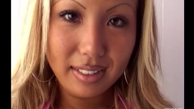 Büyük Göğüslü Asyalı Güzellik Tuvalette Oral Ve Anal Zevk Alıyor