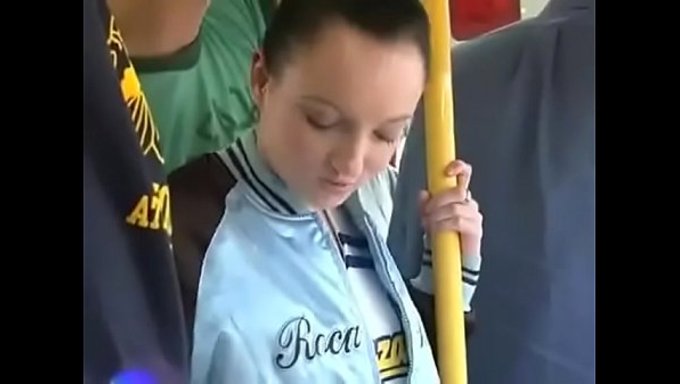Jenny Anderson, Otobüste Çift Penetrasyon Alan Sarışın Bir Asyalı Genç.