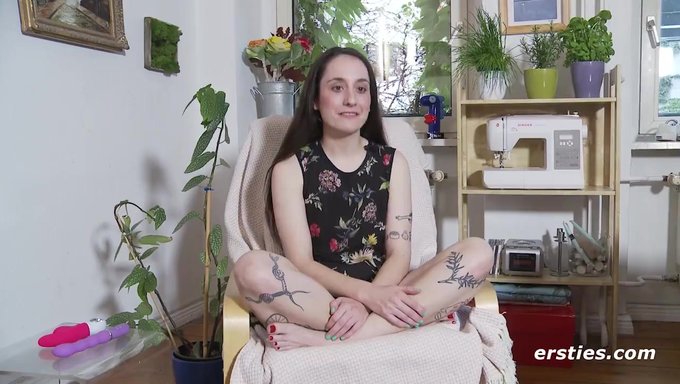 Katie'Nin Seks Oyuncağıyla Olan Yeteneği Bu Videoda Gizli Değil.