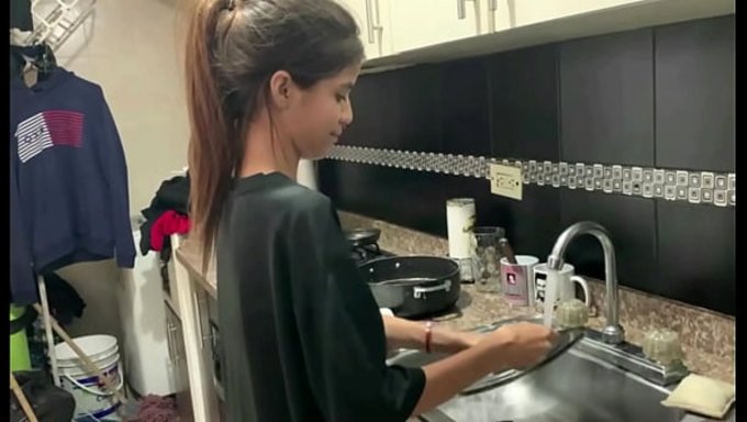 Ateşli Üvey Kız Kardeşin Kocaman Doğal Memelerine Karşı Koymak Imkansız.