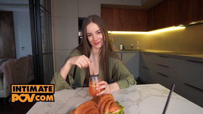Kahvaltıda Trenin Yanında Pov Tarzında Parmaklanmış Am.