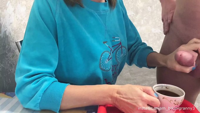 Bir Milf, Sıcak Bir Üçlüde Üvey Oğlunun Spermiyle Kahve Içiyor.