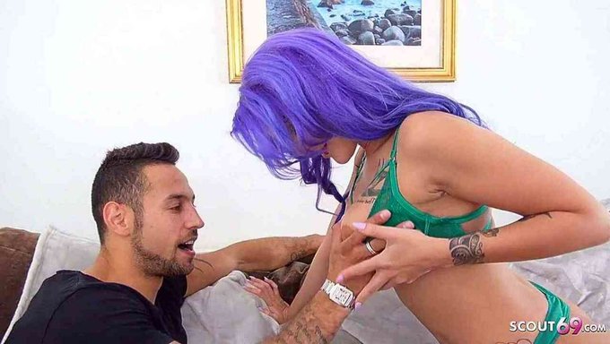 Mavi Saçlı Kız, Üvey Abisini Ve Onun Sevgilisini Seks Için Şaşırtıyor.