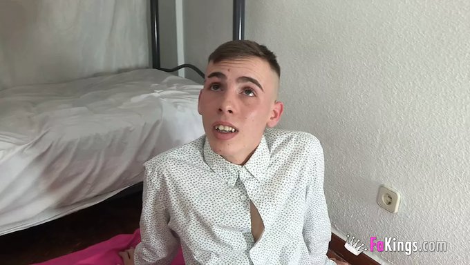 Genç (18+) Latin Kadın, Birden Fazla Boşalma Yapmak Için Yolunu Emiyor