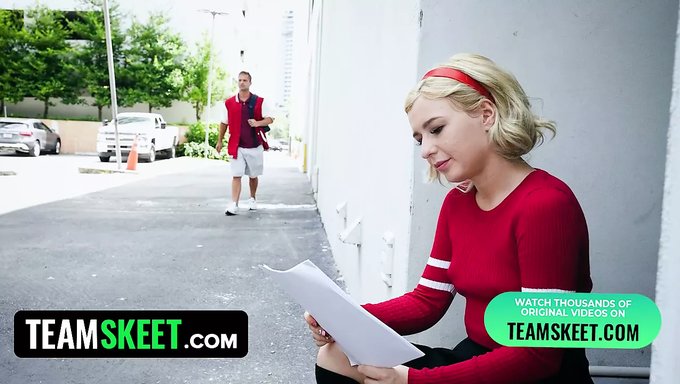 Harika Bir Sarışın, Sevgilisini Büyüledikten Sonra Sıcak Bir Içine Boşalma Alır.