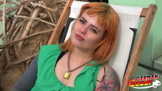 Küçük Göğüslü Alman Genç, Büyük Yarak Tarafından Amı Geriliyor
