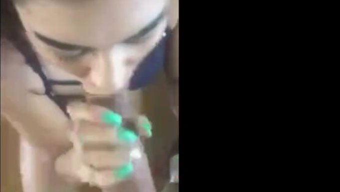 Amatör Bebek, Bir Yarrağa Hızlı Bir Sakso Çekiyor