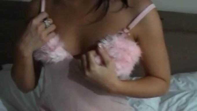 Esmer Bebek, Islak Amında En Sevdiği Seks Oyuncağını Kullanmaktan Keyif Alıyor