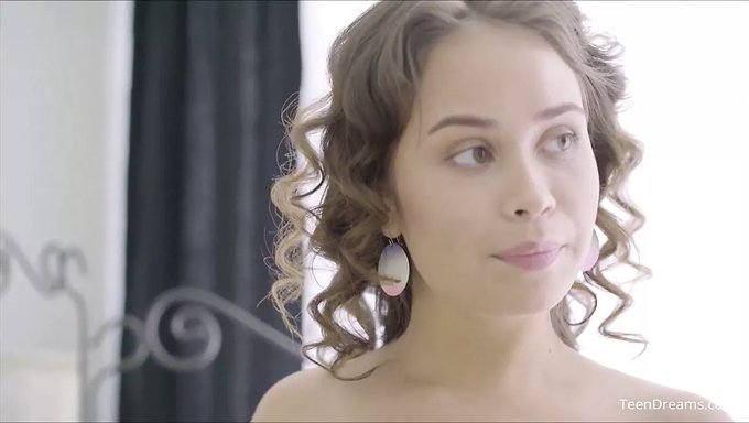 18+ Genç Kızın Ilk Kez Büyük Yarakla Karşılaşması